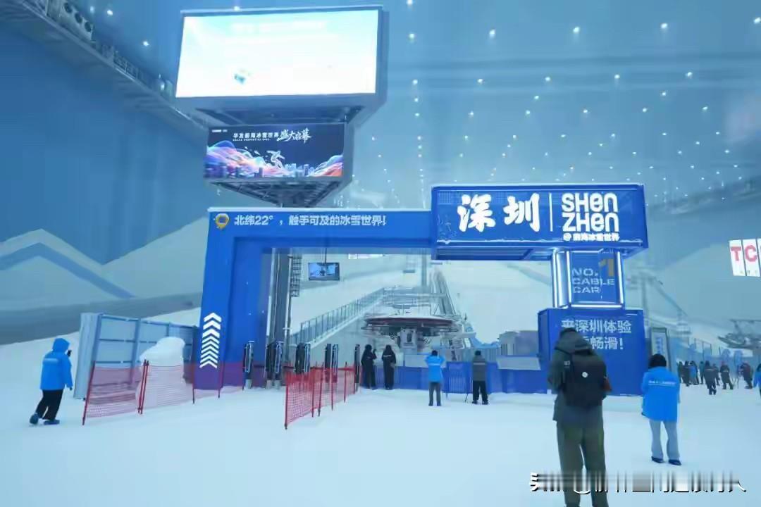 同在29日开业，深圳前海冰雪大世界网上刷屏，而珠海的万雪汇好像没什么动静啊！也