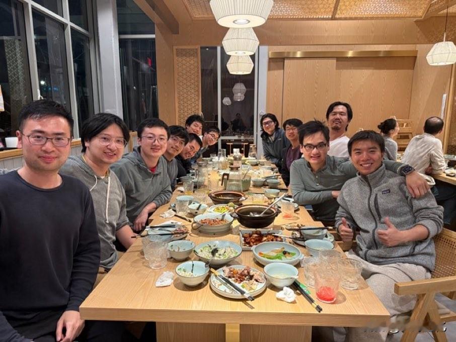 这是美国一家AI研发公司员工聚餐的照片。不说明，谁能想到他们都是美国员工。