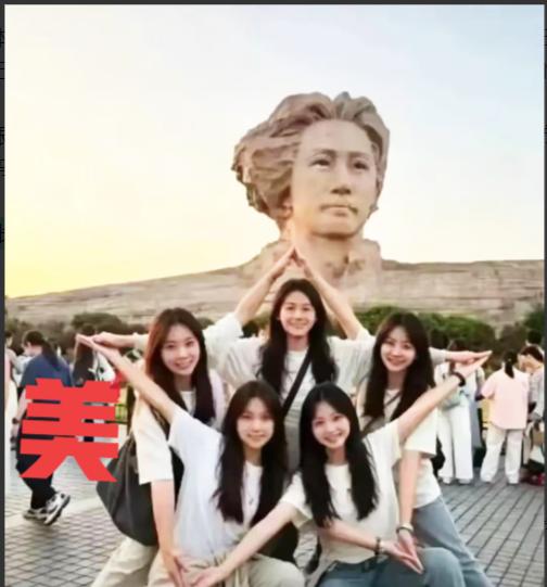重庆五个女孩火了。没穿汉服，没挂滤镜，没摆剪刀手，五个人在橘子洲头的雕像前用身体