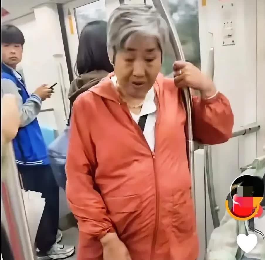 从什么时候开始，老人成了无赖的代名词？这是谁家的老人，赶紧领回去，别再丢人现