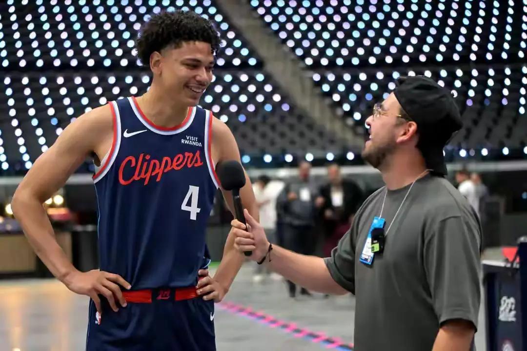 桑德斯是快船唯一的惊喜快船战胜老鹰，桑德斯替补上场27分钟，投篮6中5，三分