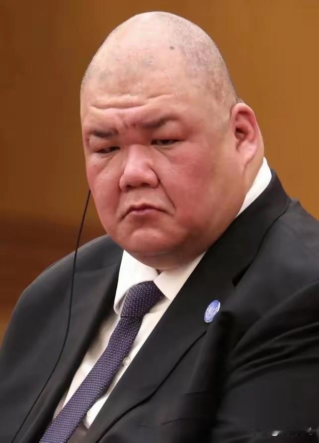 照片上的这个人，如果不看他的简历，谁敢相信这位是来自白宫的一位重要人物。开始还