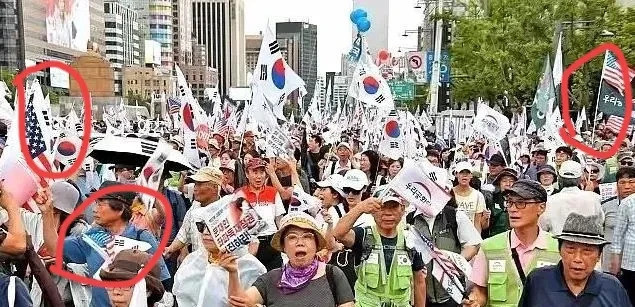 中国制造太猛，韩国人急眼了韩国街头简直炸开了锅！一群人举
