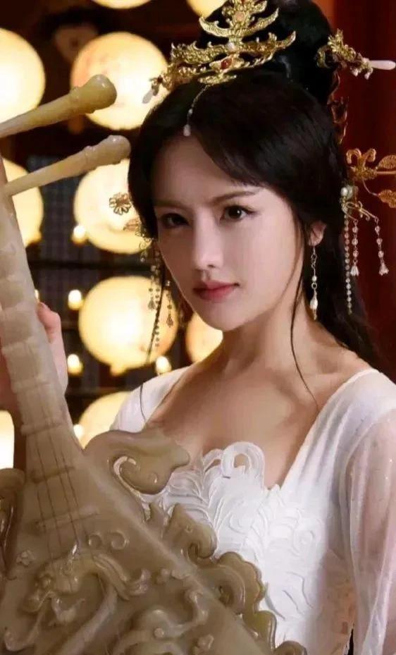 942年，石敬瑭去世。在丧礼上，刚登基的石重贵直勾勾地盯着婶婶冯氏。晚上，石重贵