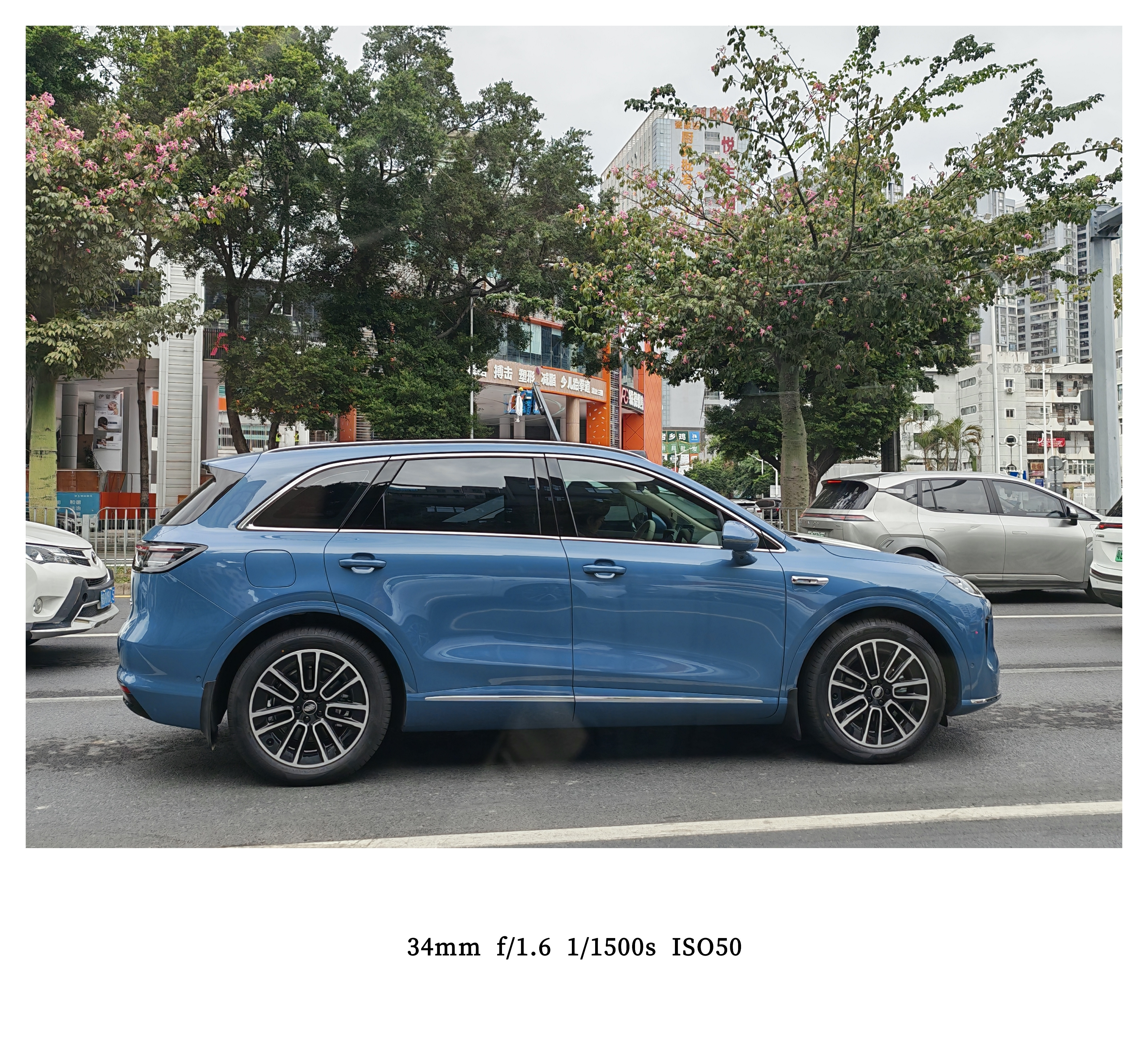 路上看到一台还没上牌的尚界H5，这个颜色太标准了，不得不说鸿蒙智行的油漆都很有