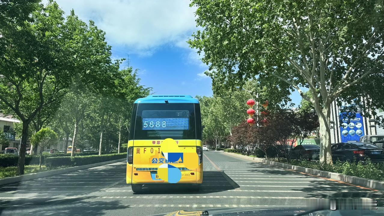 经常在保定的大街上看到这种小公交，但是一次也没坐过，也不知道咋坐。只见这种小