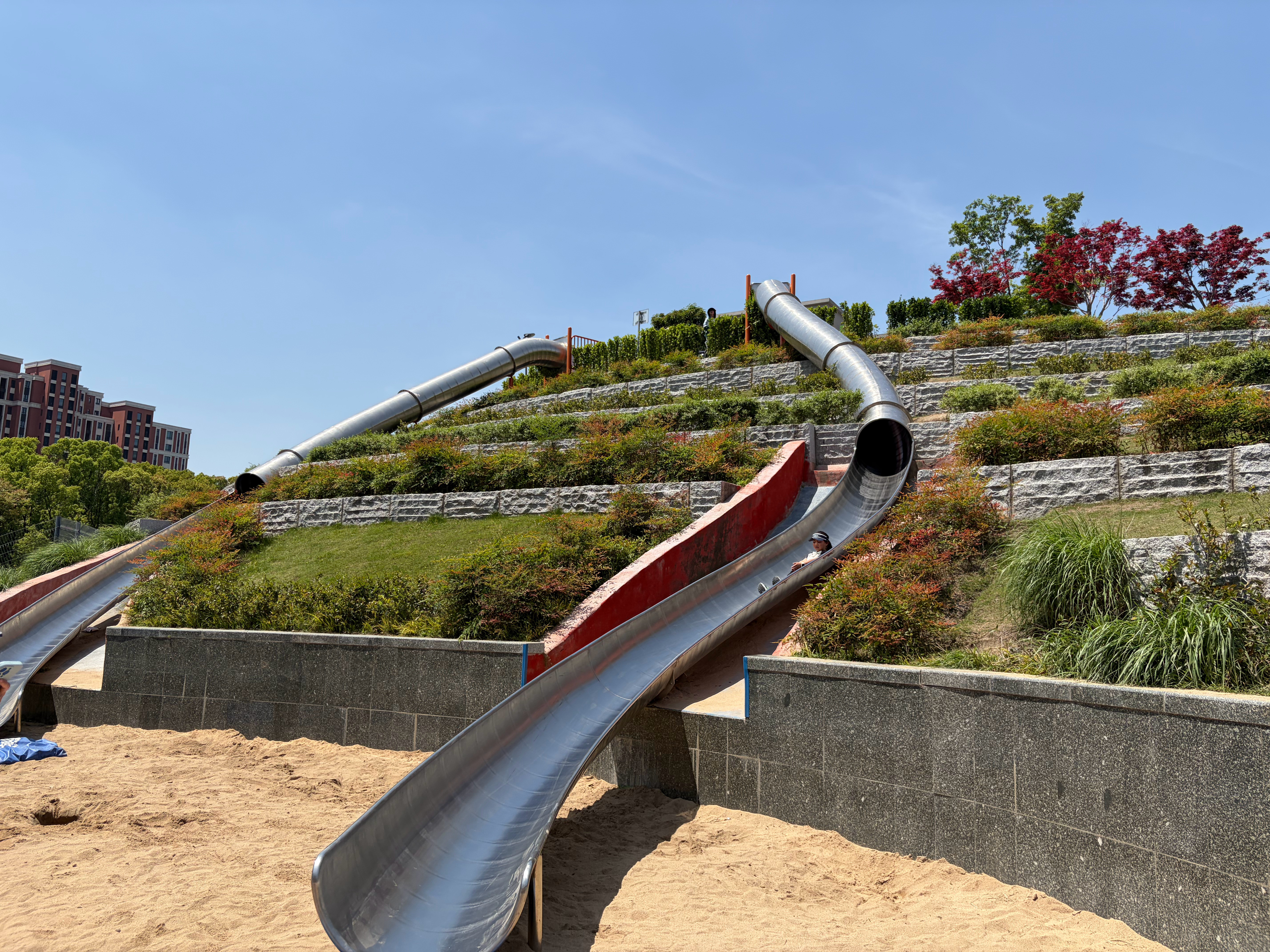 咳咳，带着我家小祖宗从这四层楼的滑滑梯，滑下来～小孩比大人胆子大啊