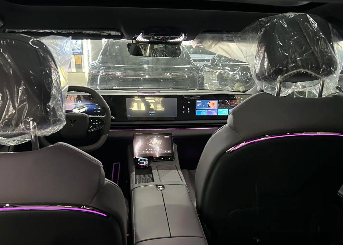 追光行政版，灰色内饰，还是很漂亮的！