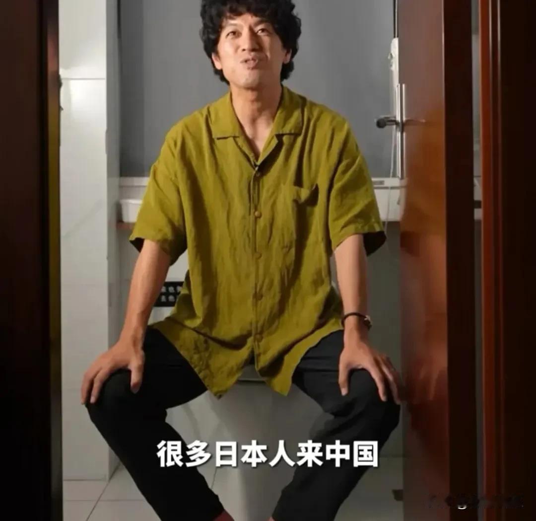 竹内亮吐槽中国厕所！近日，日本导演竹内亮在社交平台分享了一段中日厕所差异的言
