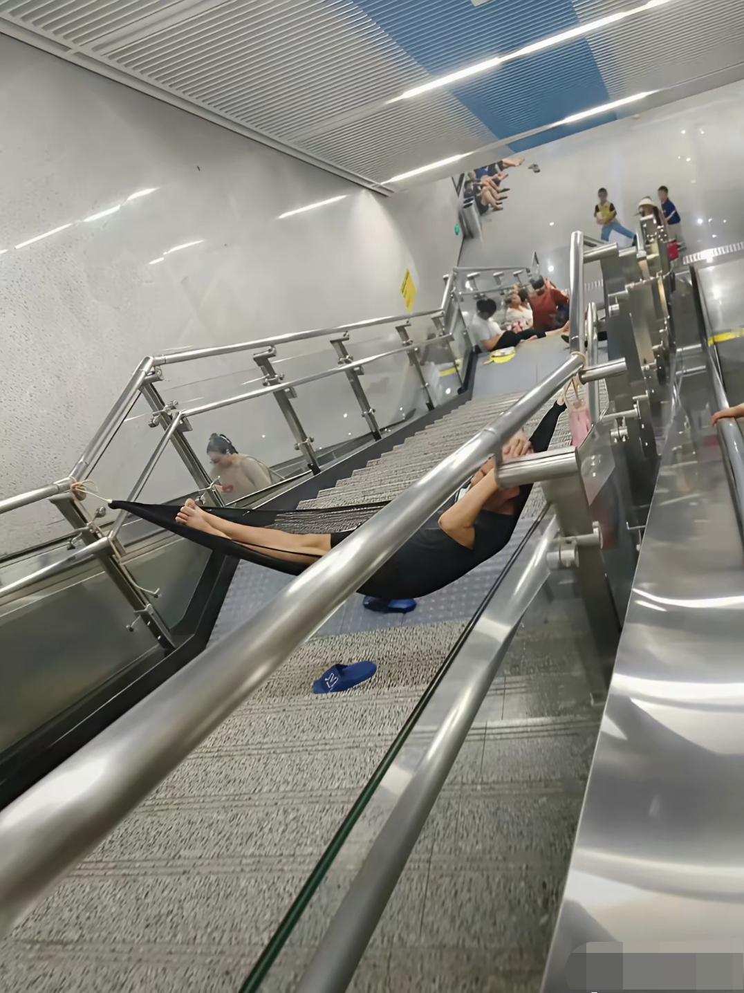 这可是舒服了[笑着哭]地铁站当家了这是