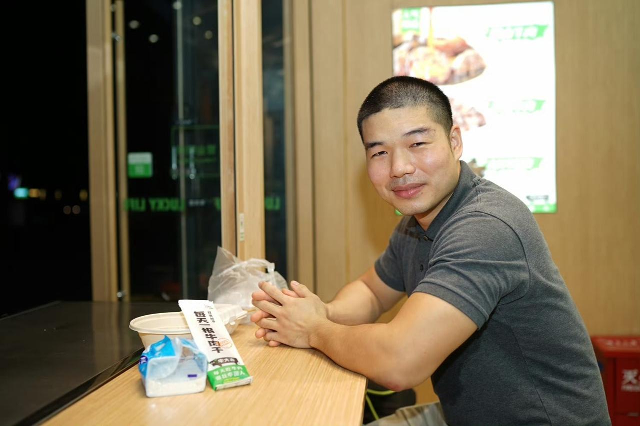 这个湖北十堰小伙当了8年兵，从部队带回60多万，给单身的妈妈买了一套房子，写了妈