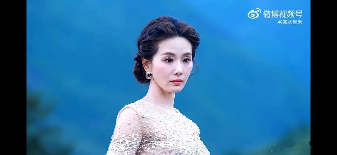 终于知道为什么要盖头纱了，这年龄感好重
