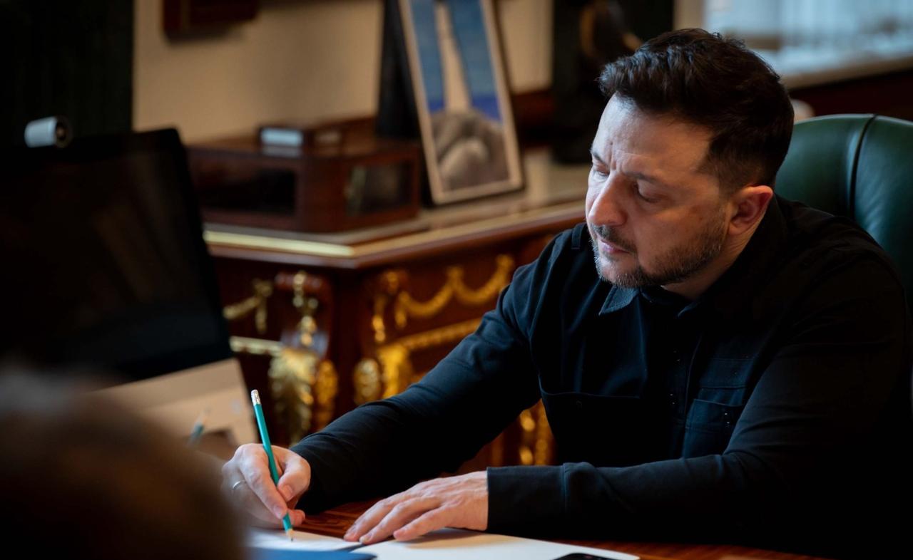 一边高调宣布900亿欧元资金到位，给自己和国内提振信心、稳住战局！乌克兰这边