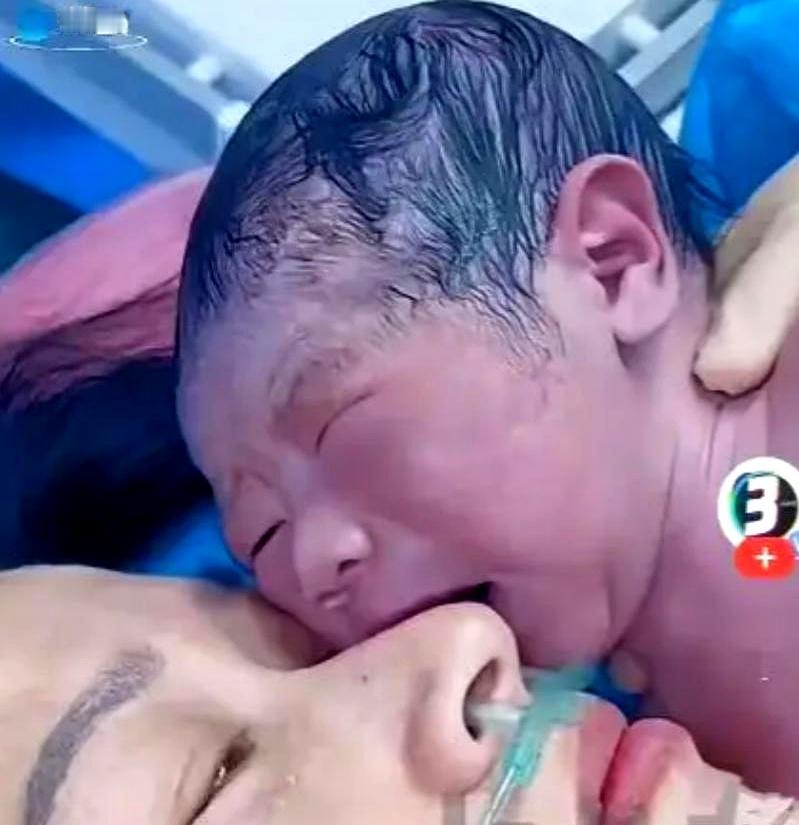 你说护士哄娃用尽招数都不行，结果一贴到妈妈胸口立马安静？这事就发生在山东，宝宝