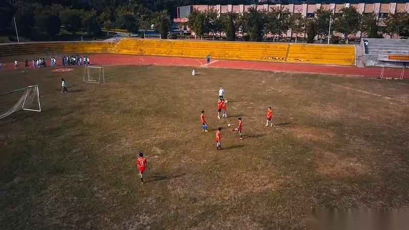 一个画面，可能藏着我们足球问题的答案。体育老师站在操场边上，看着一群孩子追着球