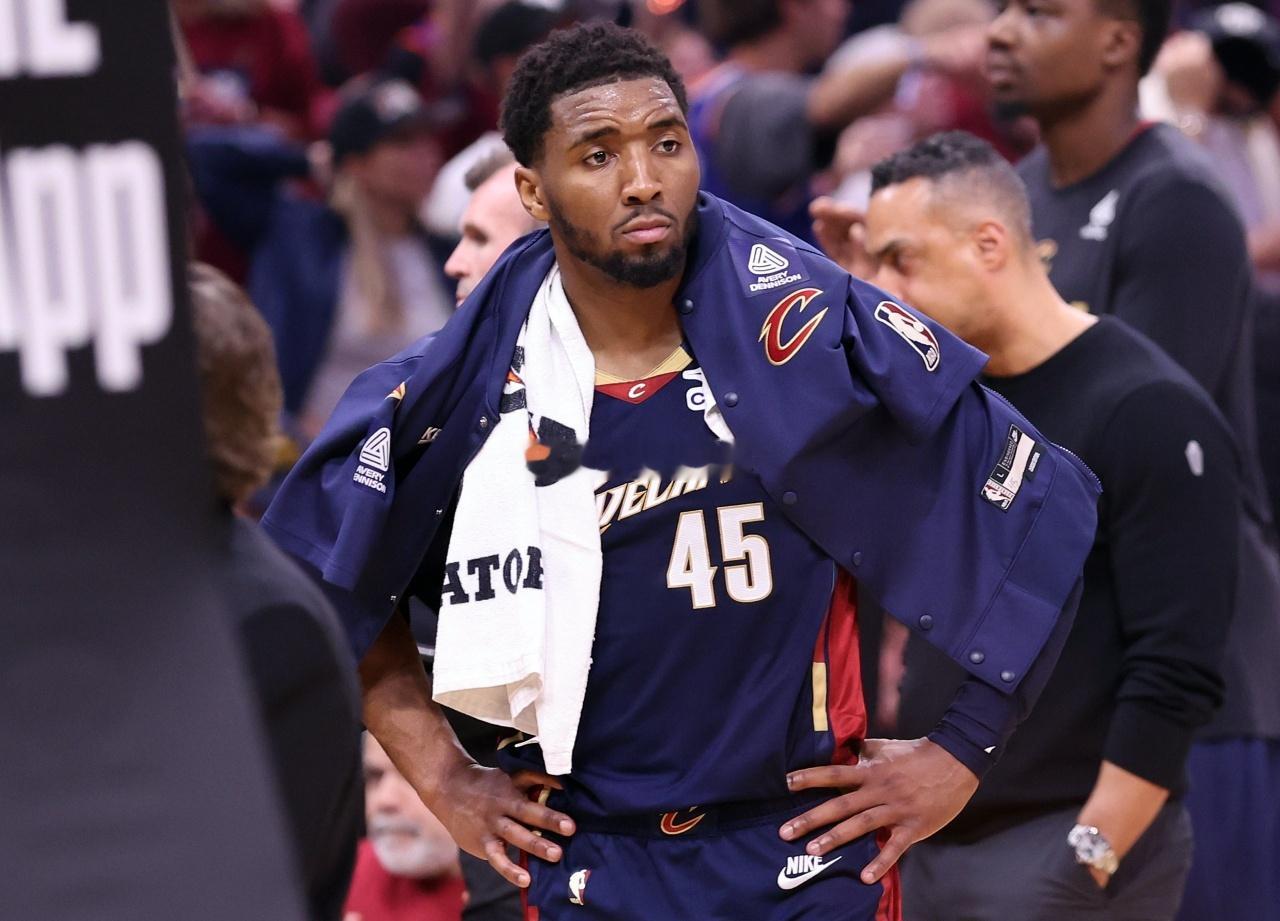 NBA季后赛骑士米切尔NBA薪资0-4被横扫后，骑士的最大难题：米切尔的续