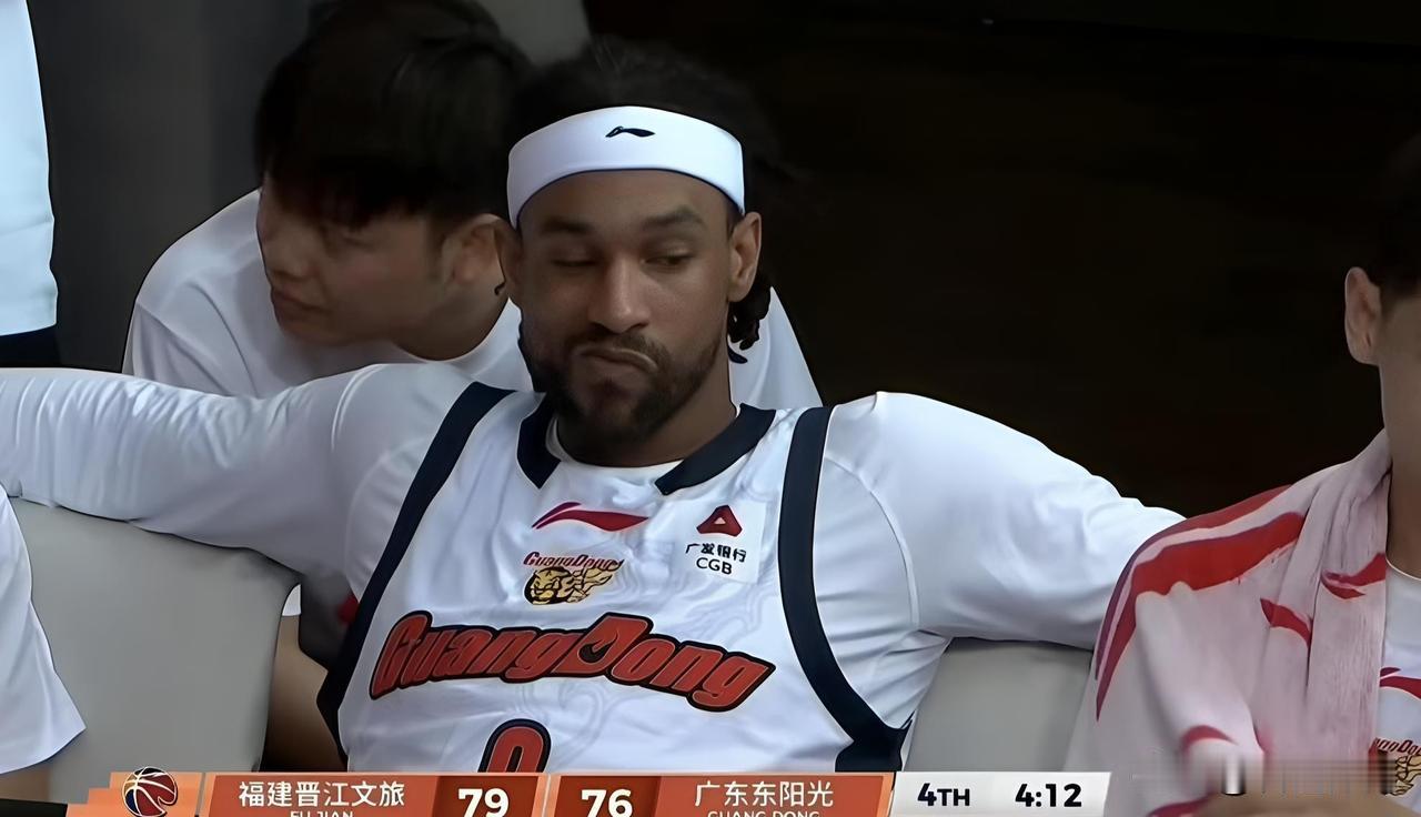 萨林杰在替补席这不屑的嘴脸，杜锋看得下去？广东队管理层看得下去？拿拿着高薪资