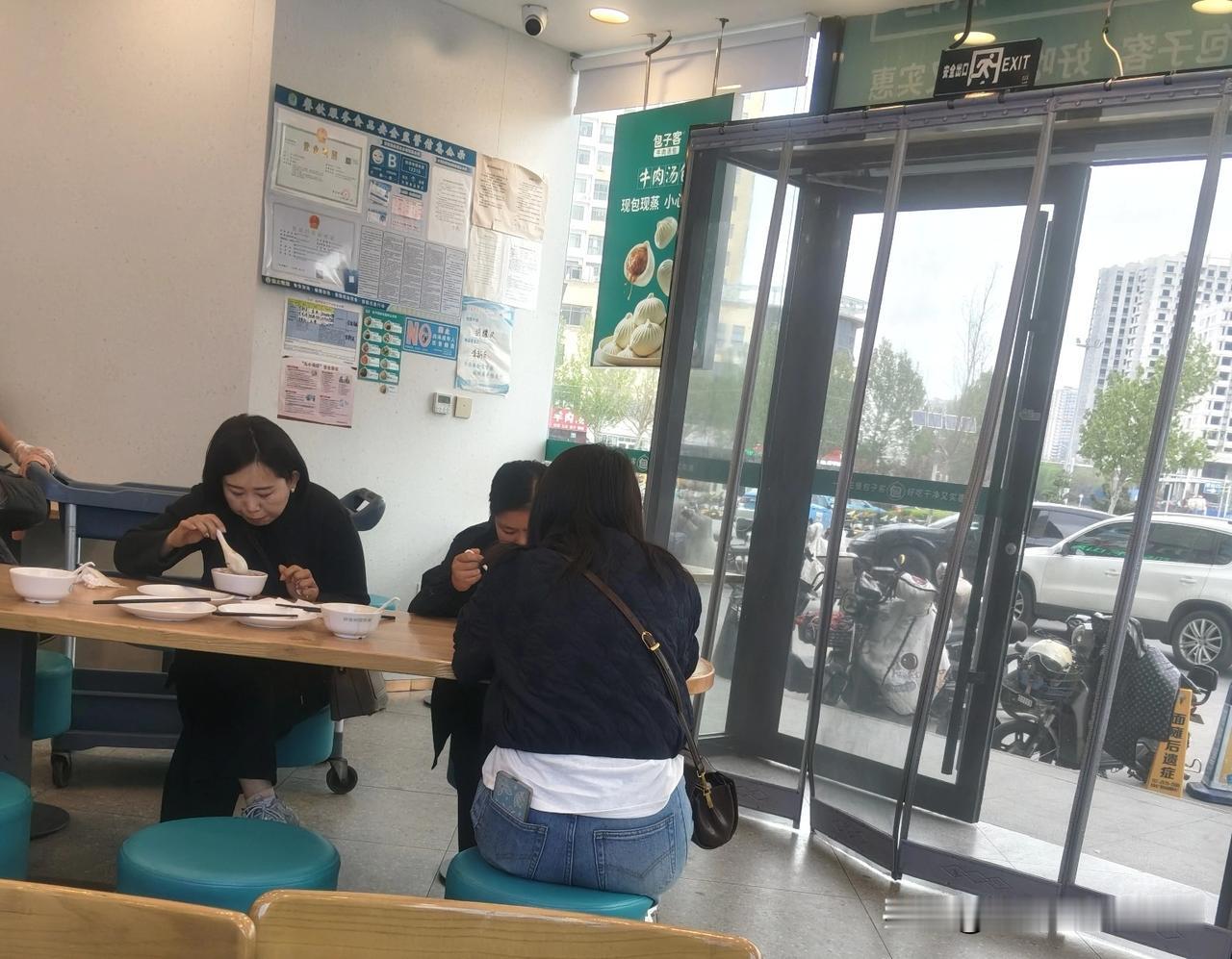 家人们，避雷山东菏泽火车站马路对面万象广场店的包子客！我今儿早上在那买了俩胡萝卜