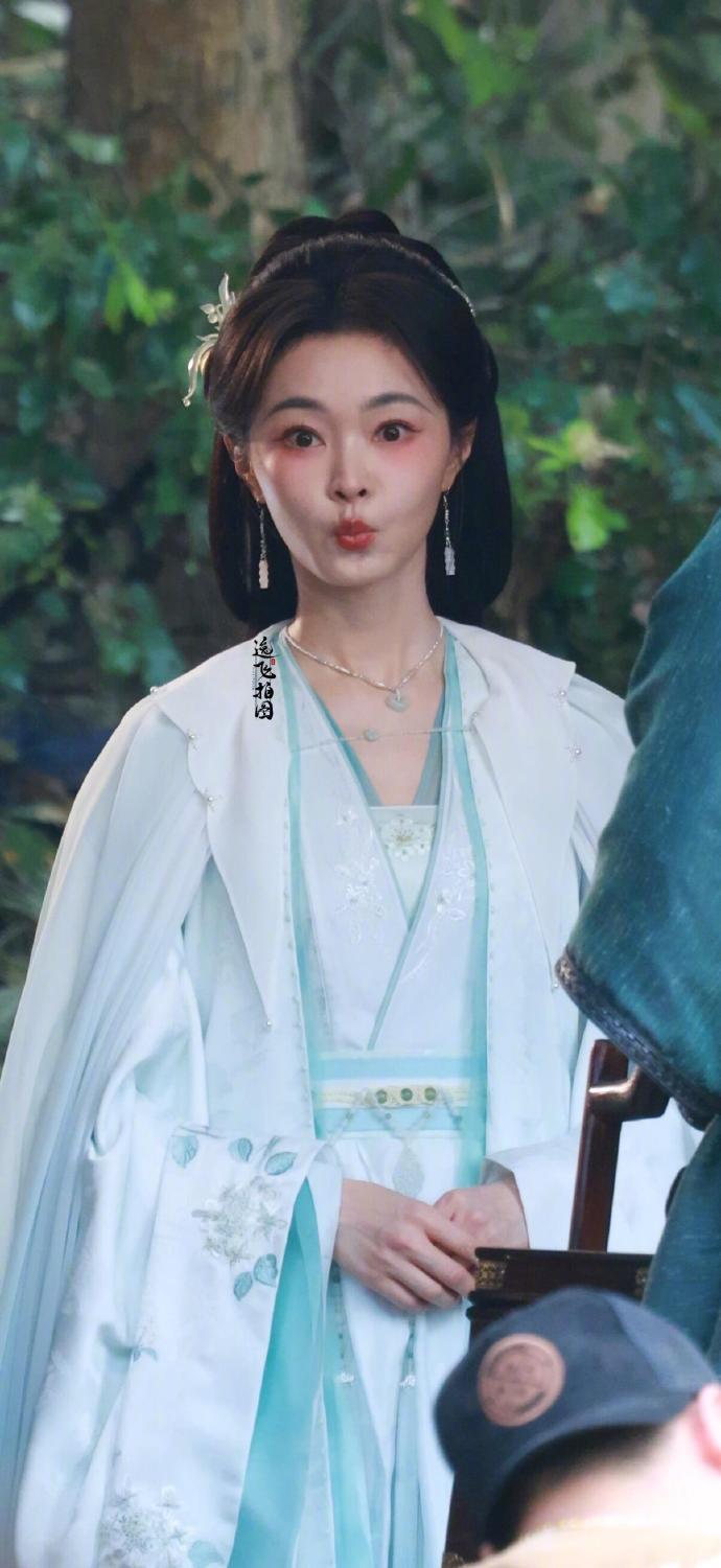 宋轶谢柔甲温婉素雅谢柔甲这身造型真的太贴角色了素色衣袂衬得人温婉又灵动站在