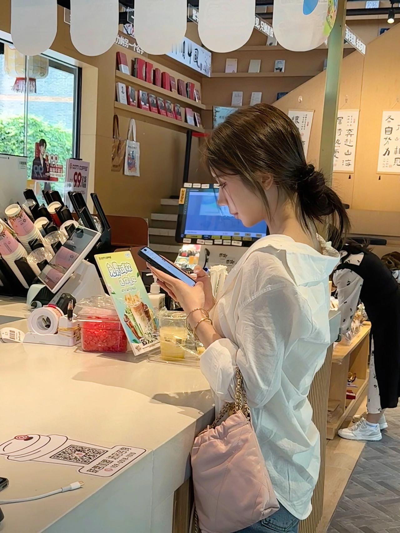 咖啡店偶遇的小姐姐太好看了吧！温柔咖啡店美女