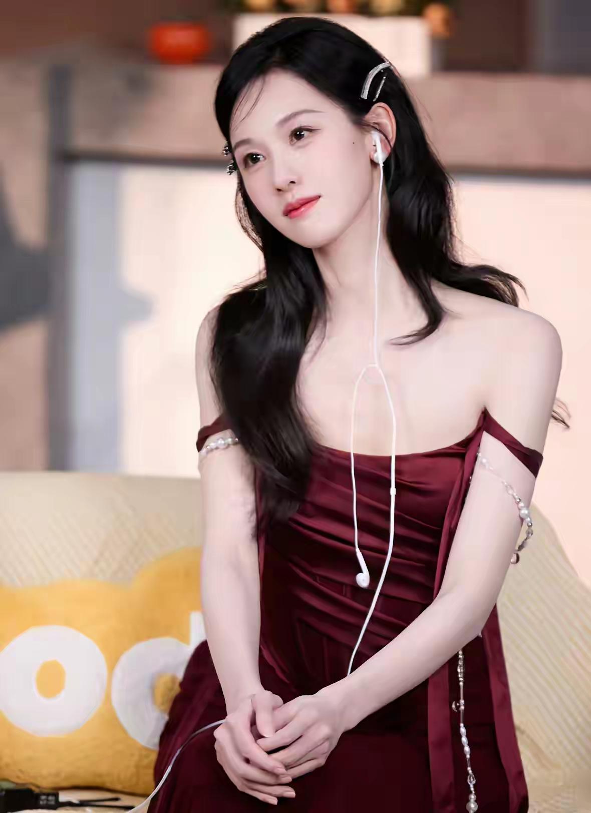 原来，陈都灵[比心]爱好用有线耳机…要是真能“分我一半”就好了🥲