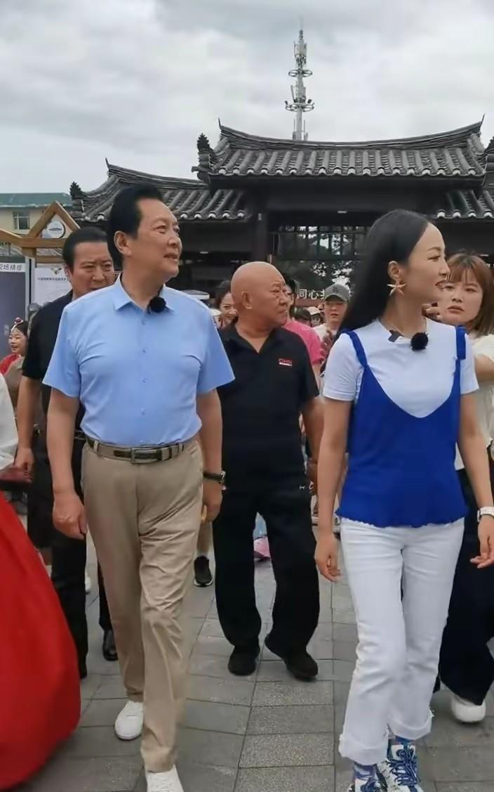 发现了没有，男人的裤腰带随着年龄的增长而增长，年轻的时候腰带扎的很低，都露出了肚