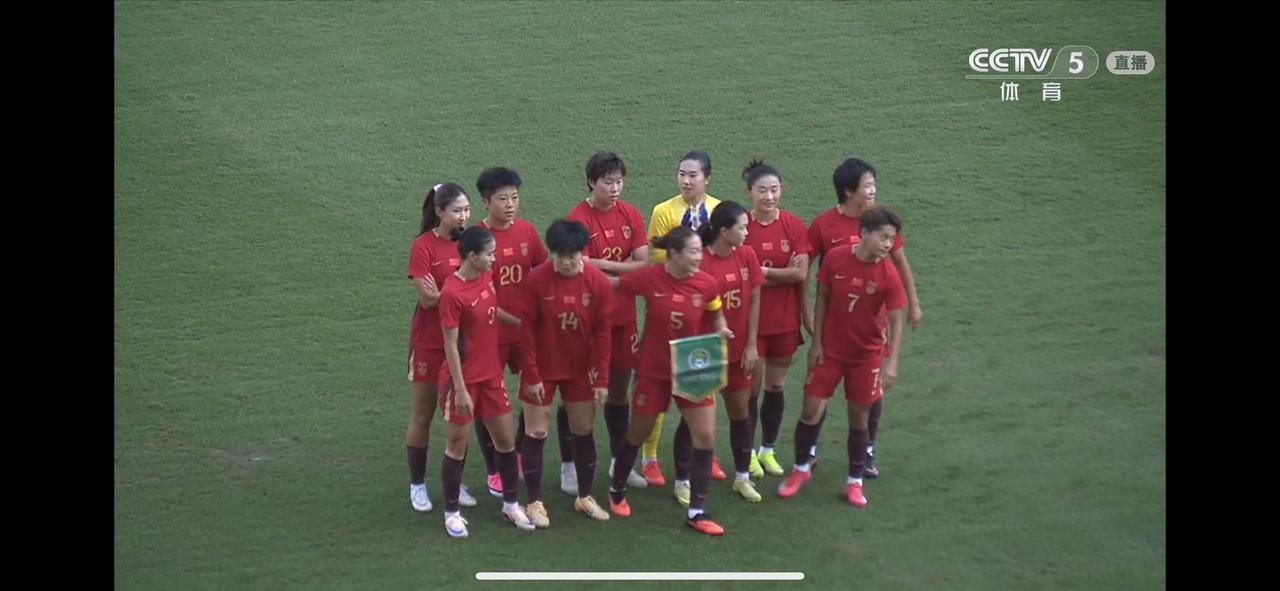 中国女足刚刚开局5分钟就被韩国女足攻破了球门，暂时0:1落后在开场后不久，中
