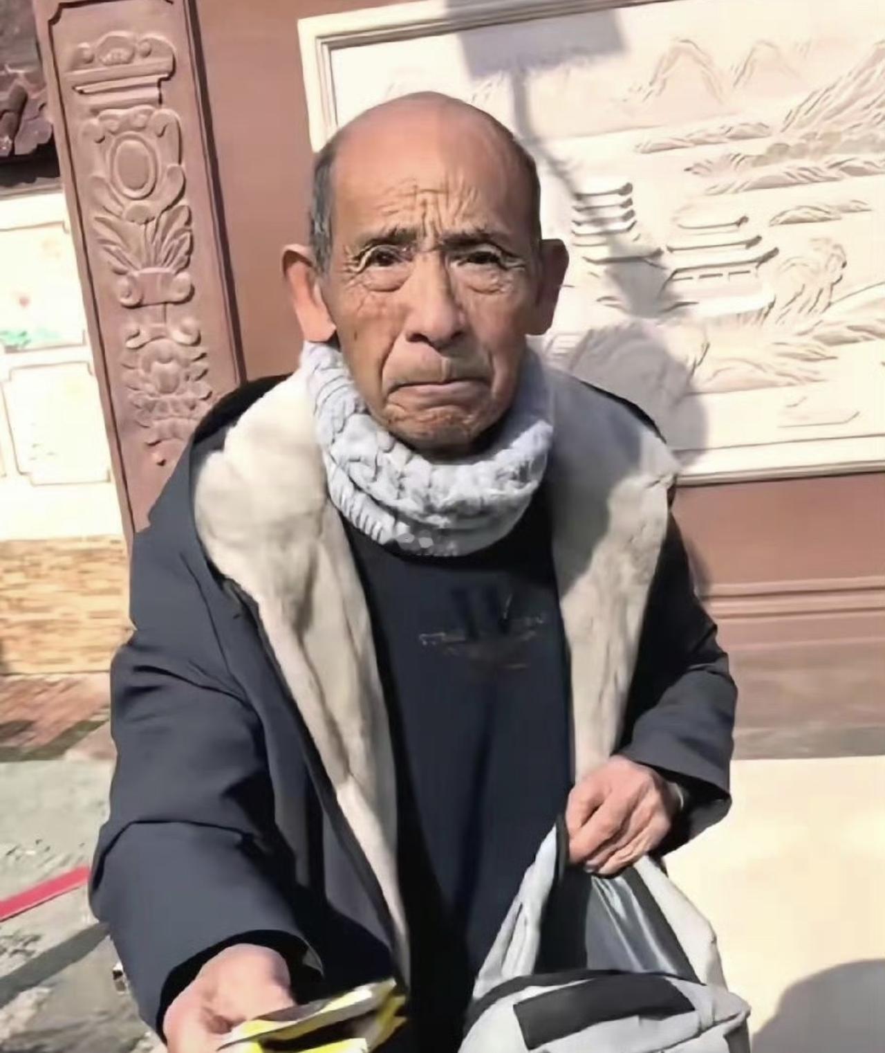 哎我去！网友真的有够无聊的，刘强东父亲穿的衣服牌子价格你们也扒，真是闲的！人家