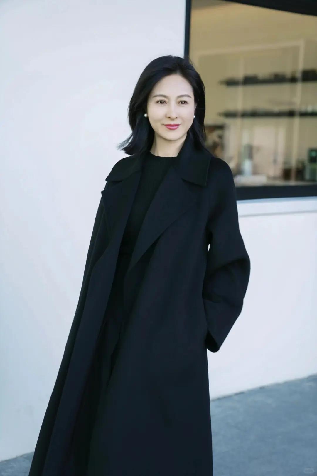 中年女性秋冬穿搭笔记，14套气质模板解锁优雅美学女性步入中年，要开始明白：穿