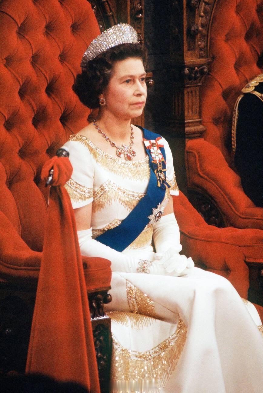 英国王室1977年10月18日，伊丽莎白二世女王和爱丁堡公爵菲利普亲