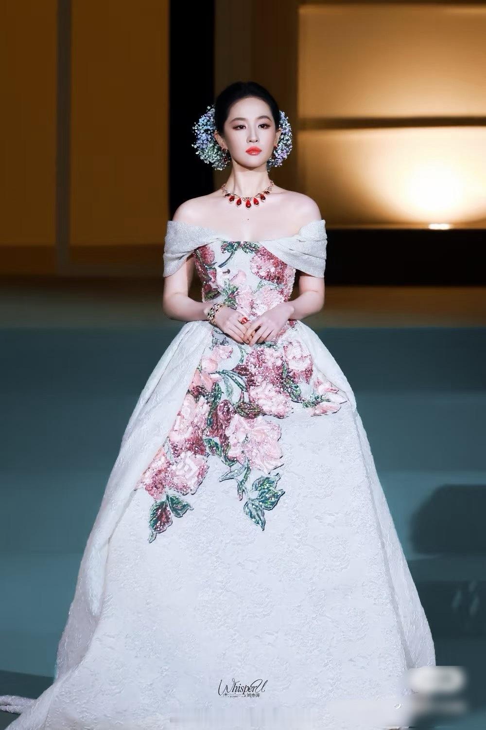 一套婚纱一套敬酒服（bushi刘亦菲vogue盛典新造型​​​