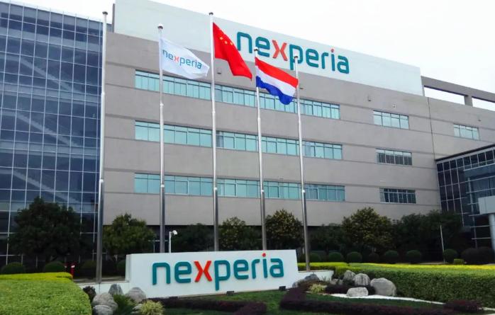 安世荷兰总部“甩锅”中国工厂的闹剧，正在全球芯片供应链掀起轩然大波。当地时间11