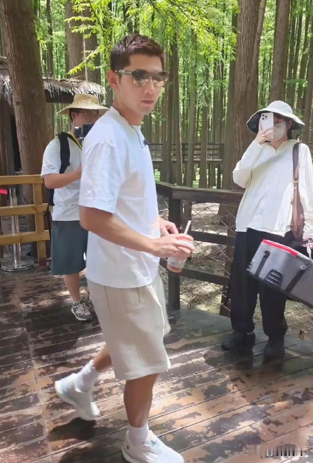 37岁张继科现身杭州青山湖，身材好瘦，肤色变黑，被热到大汗淋漓！[墨镜][墨镜]