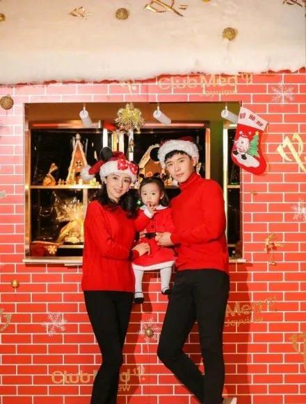 小酒窝和爸妈，曾经是红红红火火一家人。如今爸爸一个家，妈妈一个家，好在父爱母爱她