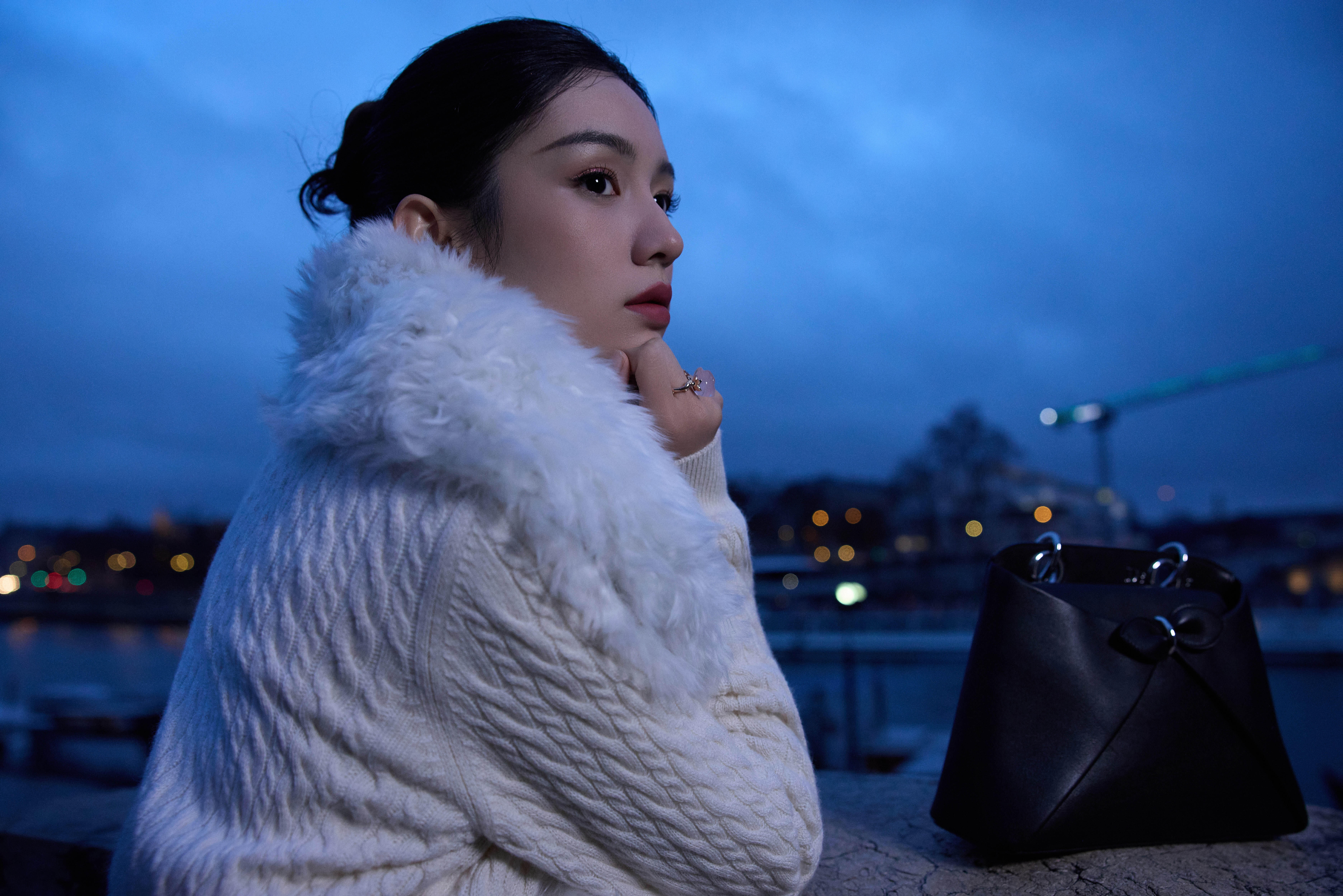 周也巴黎时装周出图啦，这件好像是国内早秋首穿，周也待遇真好，这张脸也是真电影脸，