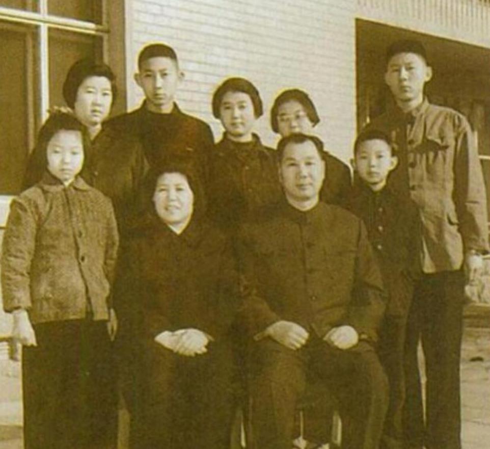 1968年3月22日晚，代总长杨成武上将因为美尼尔氏综合征发作，正在卧床休息。先