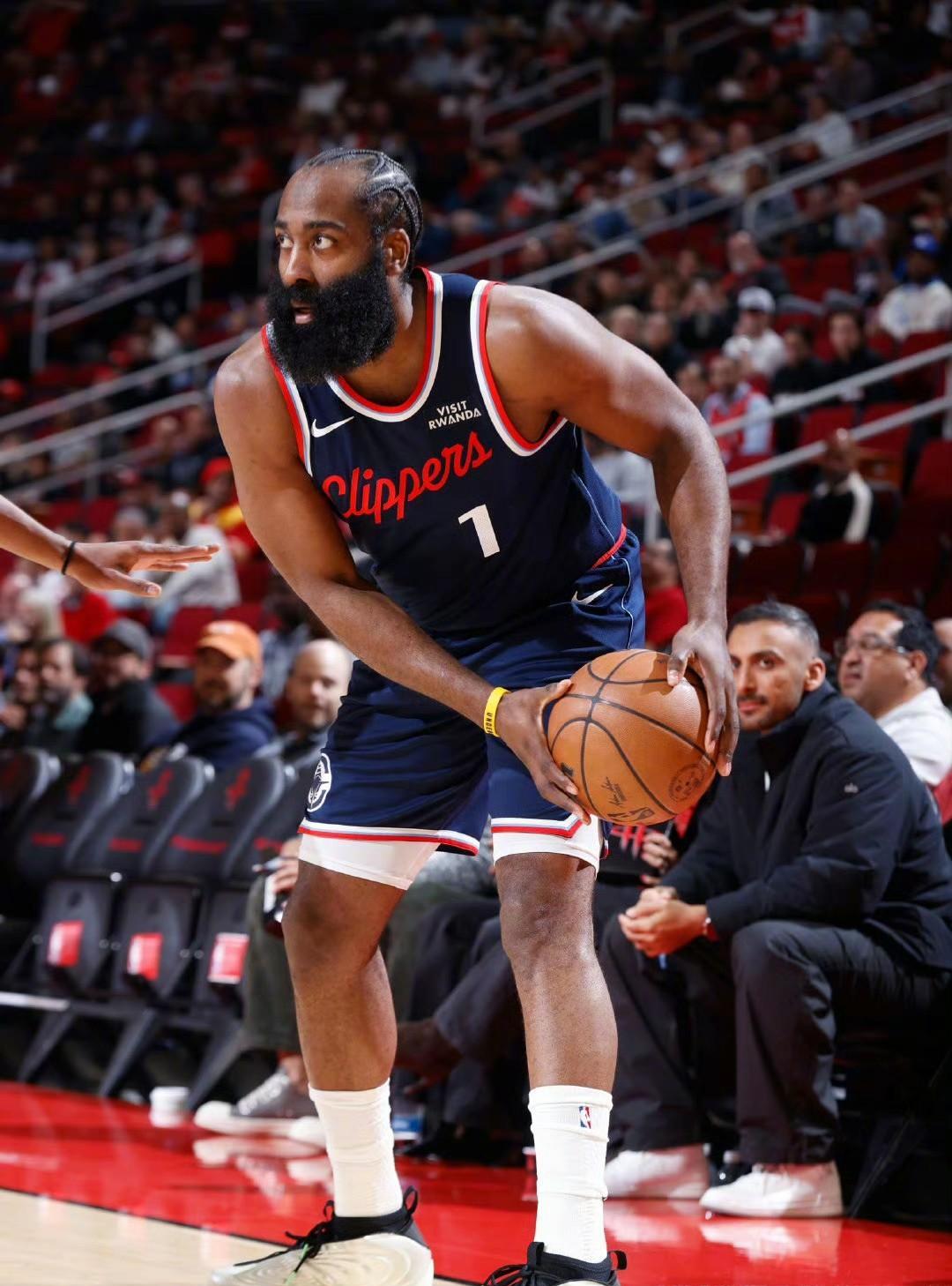 快船双核低效拖垮全队，交易清洗刻不容缓2分惜败火箭，快船又一次浪费机会，哈登与