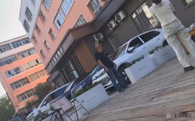 新疆，男子跟朋友一行人去新疆自驾旅游，晚上到酒店开房，第一天晚上房间很紧俏，只剩