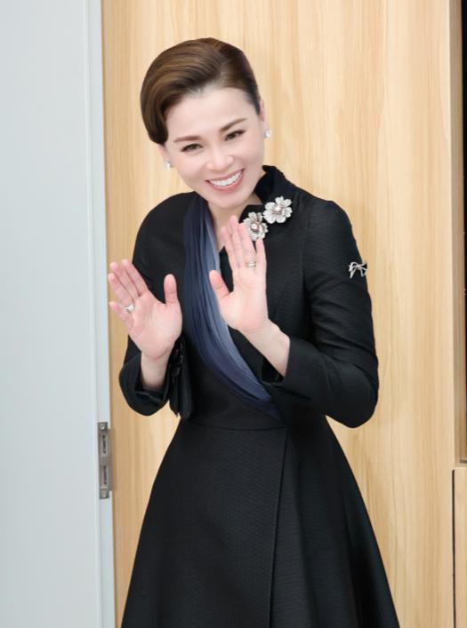 泰国王后又穿小黑裙，领口设计新颖时尚，还是渐变色薄纱面料！11月16日苏提达王后