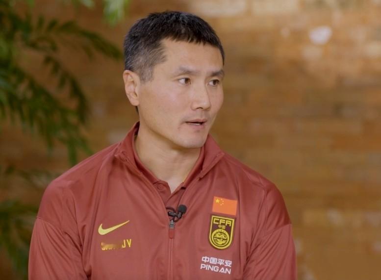 国足主帅邵佳一在采访中透露了他对年轻球员留洋时间节点的看法。他在接受记者采访时