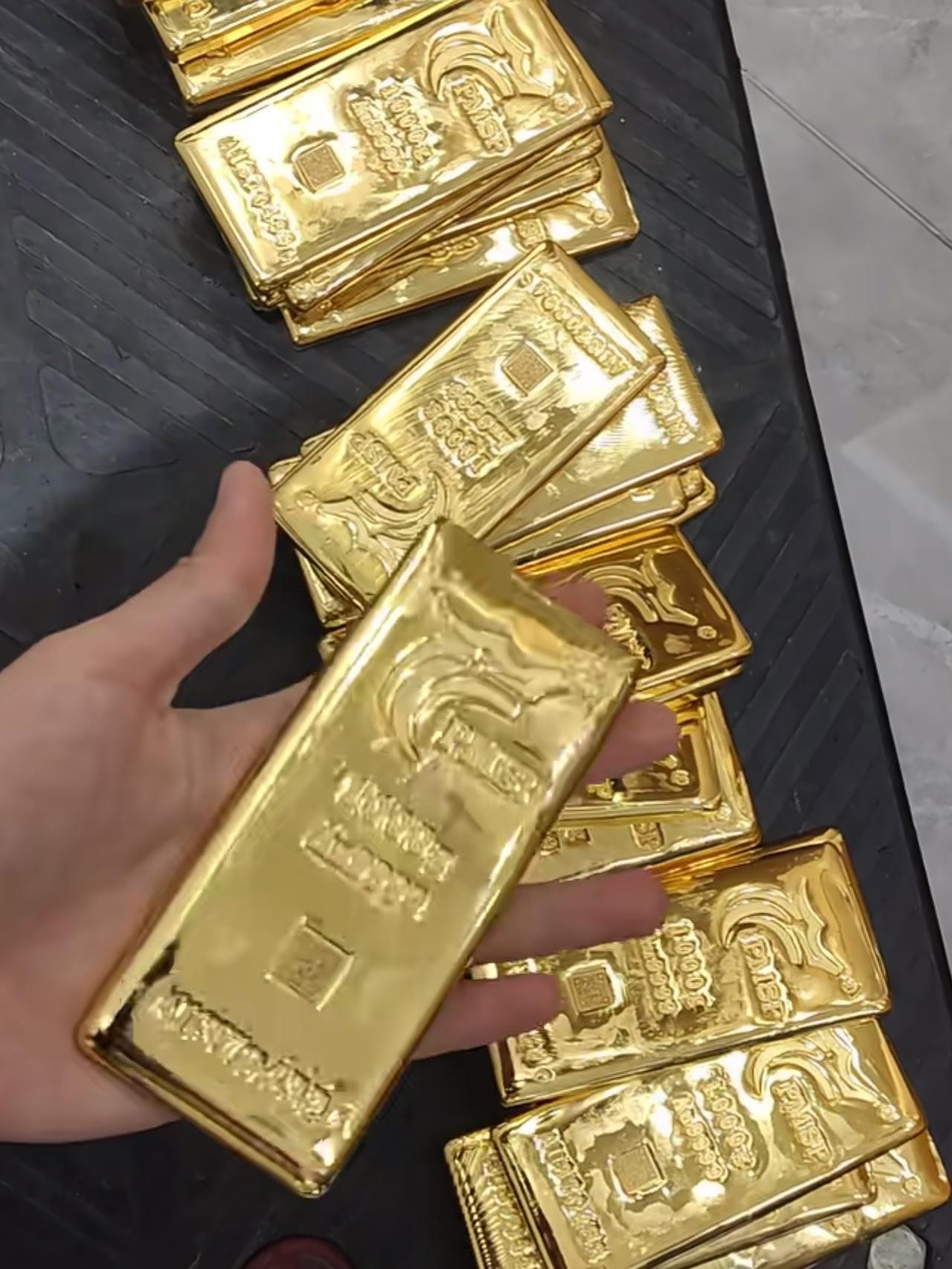 今天买黄金的人，估计笑的嘴都合不拢了，昨天金价935，现在暗金已经跌到了9