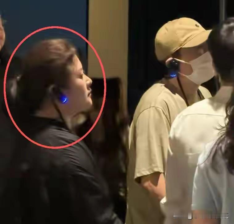 网友在三星堆旅游偶遇沈腾一家人，王琦看着比以前瘦了，下巴都尖了，而且小腿也变细了
