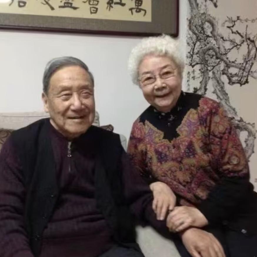 98岁的表演艺术家田华专程登门，看望已经102岁高龄的诗人、剧作家贺敬之，两位老