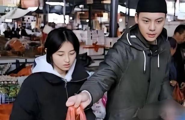张子枫单依纯合照，曾经那个邻家妹妹彻底变样了。