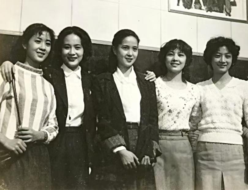八十年代当红5星，凭啥1星没认出啊？同框而立的5位美女，都是八十年代中国影坛