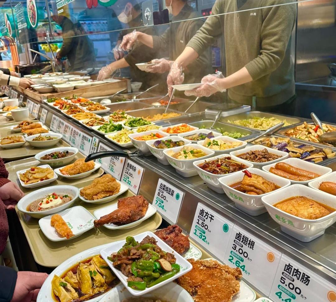 老乡鸡的菜品很丰富，色香味俱全，与预制菜不搭边，而且价格还实惠，普通人都能消费起