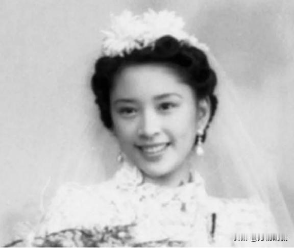 1966年，27岁的胡友松发现生理期没正常来，便问76岁的丈夫李宗仁怎么办。谁料