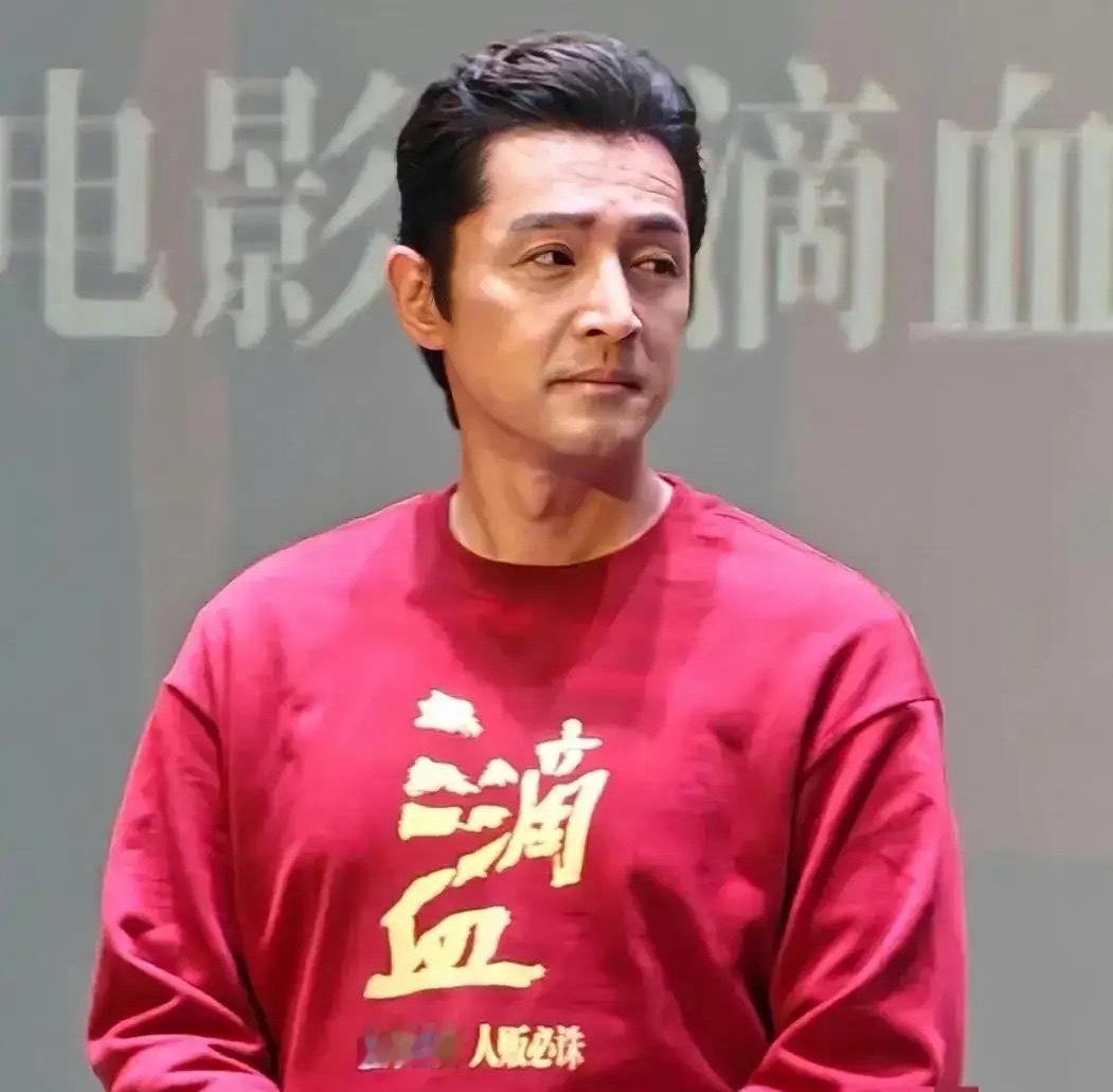 胡歌才43岁呀，怎么就老成这样了，一下子进到“叔圈”的节奏……穿着红色文化衫的胡