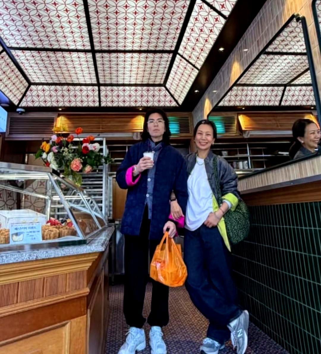 抹平14岁年龄差的，是一袋刚出炉的甜点。首尔圣水洞街头没有保镖。萧敬腾穿深