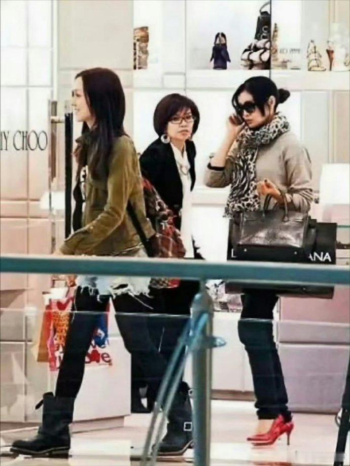 20年前的大S随随便便一套衣服就惊人的好看，放到现在妥妥一穿搭博主，真的太潮了